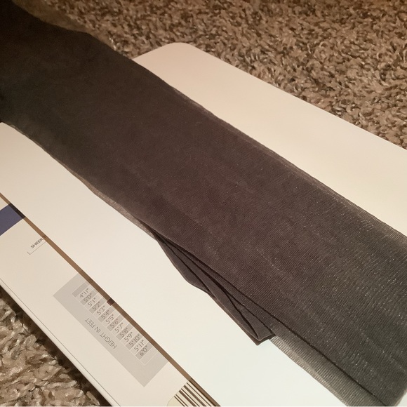 Hanes silk reflections non-control top pantyhose, barely black, size: CD - Picture 10 of 12